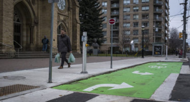 Toronto: Il design della pista ciclabile consente anche il parcheggio funebre